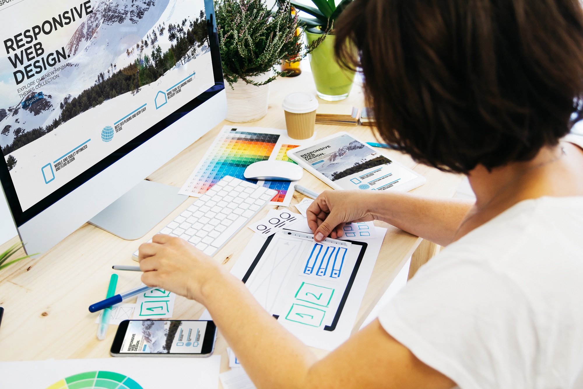 Illustrative picture of a woman studying responsive webdesign