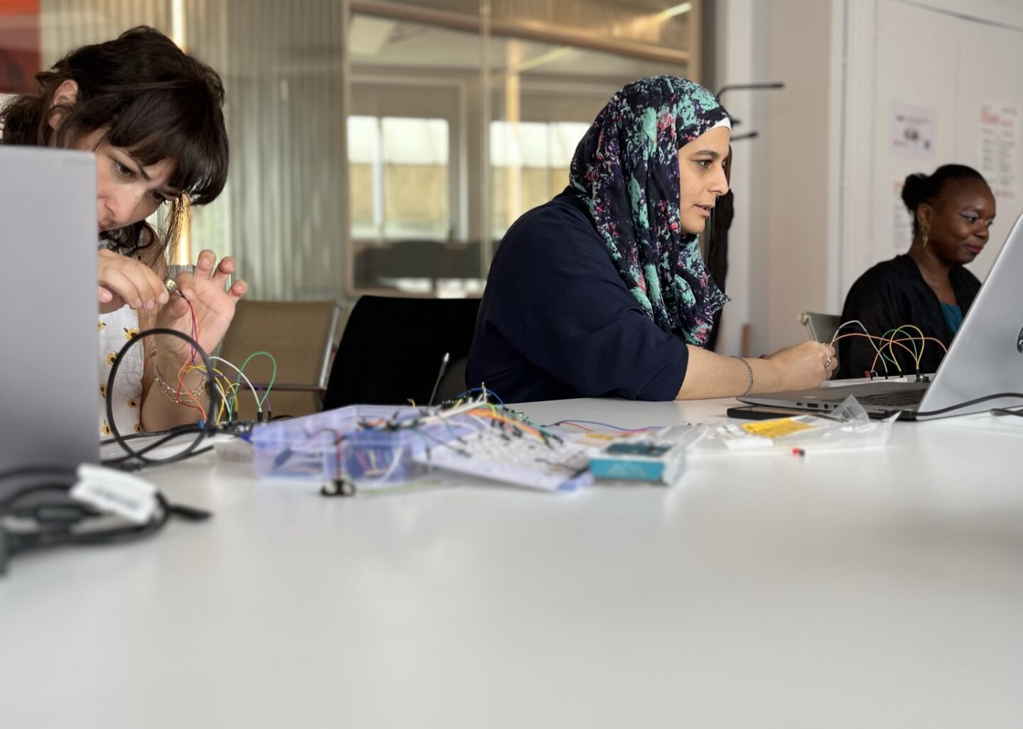 Illustrative picture : young women coding on a computer